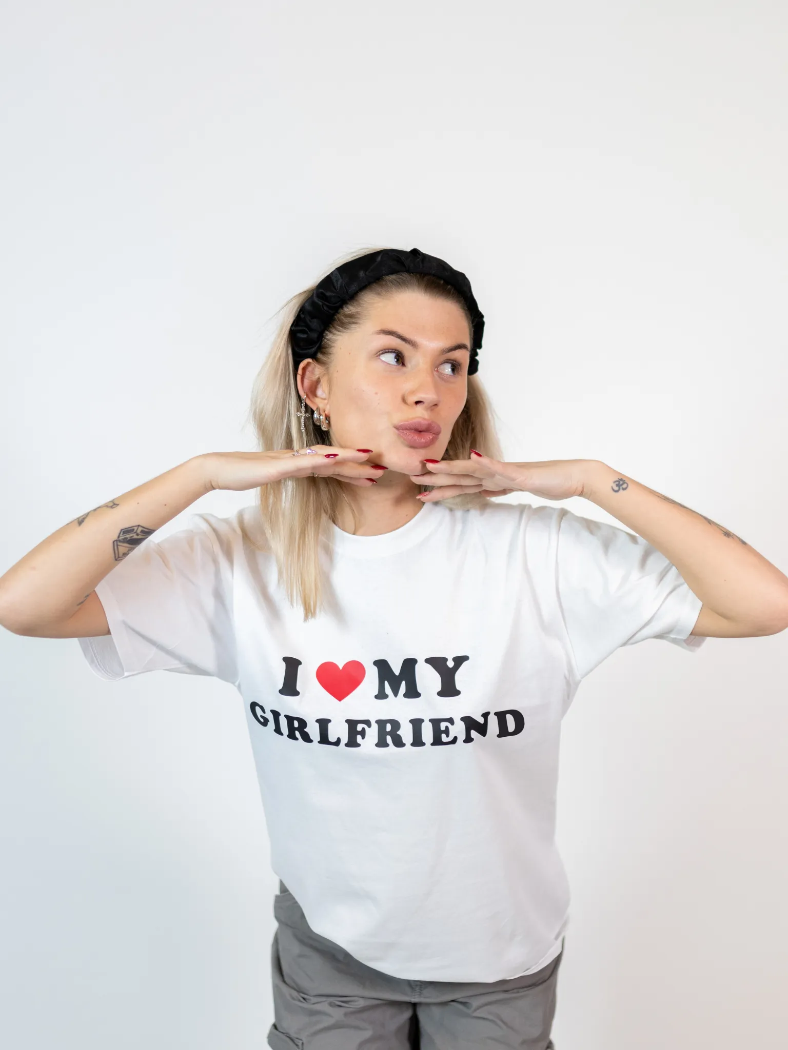 GIRLFRIEND UNISEX T-SHIRT - HVID